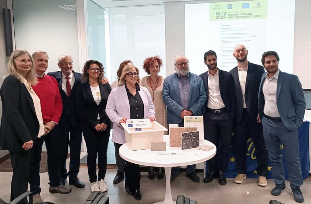 参加循环经济研讨会的 persone 小组。